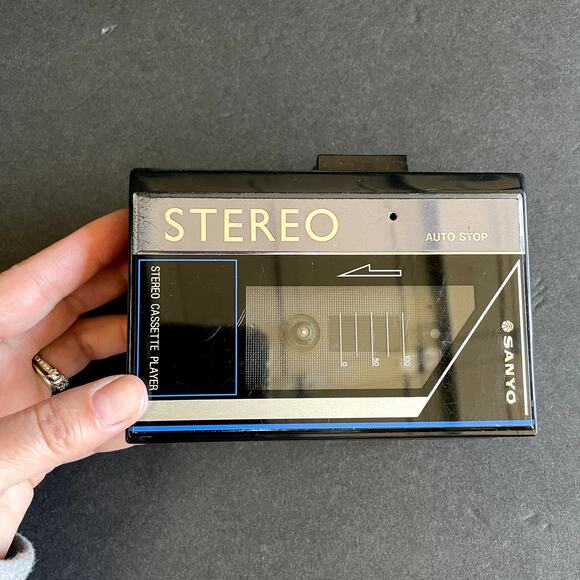 PARTS REPAIR ONLY Vintage Sanyo MGP9 Portable Cassette Player - Picture 2 of 9